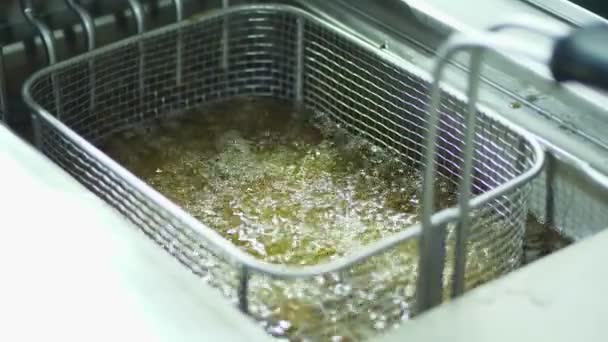 Primo Piano Cuoco Guanti Tiene Una Griglia Speciale Arrostire Patate — Video Stock