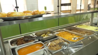 yakın çekim, vitrin kendi kendine hizmet restoran yemekleri, buğday lapası, patates püresi, et suyu, sosis, mini pizza, turta, soslar ile sebze güveç, çeşitli