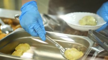 yakın çekim, kantin alt plaka üzerinde köfte bir bölümünü bırakır. Modern kantin, kafeterya, Restoran genel catering, Yemekhane,