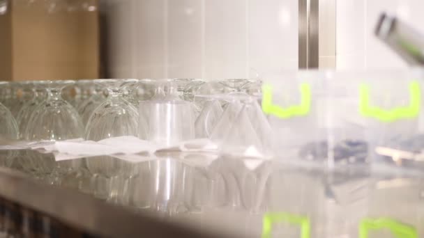 Detail, ukládání nádobí, skleněné nádobí, sklenice, příbory v kuchyni samoobslužná restaurace, jídelna, bufet, — Stock video