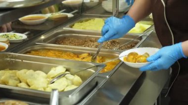 yakın çekim, kantin alt plaka üzerinde et köftesi bir bölümünü bırakır. Modern kantin, kafeterya, Restoran genel catering, Yemekhane,