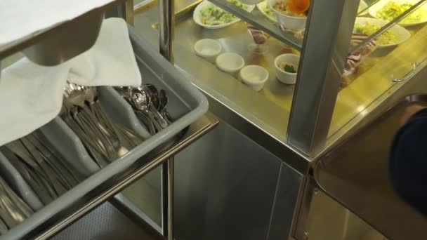 Close-up, werknemers handen nemen brood, bestek, servetten in de kantine van self service. eetzaal voor de werknemers van een grote onderneming, fabriek. — Stockvideo