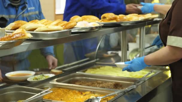 Primer plano, escaparate con platos en la moderna cantina de autoservicio, cafetería, comedor, empleados de fábrica almorzando en la cantina, se sirven comidas en la cantina de fábrica — Vídeos de Stock