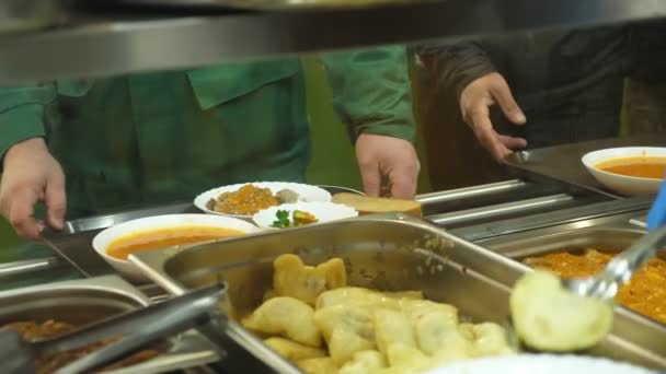 Primer plano, escaparate con platos en la moderna cantina de autoservicio, cafetería, comedor, empleados de fábrica almorzando en la cantina, se sirven comidas en la cantina de fábrica — Vídeos de Stock