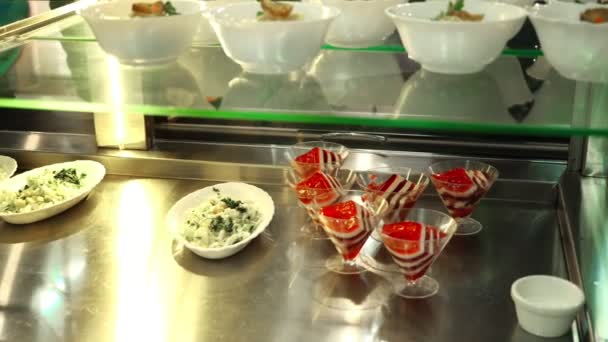 Närbild, showcase med sallader och gelé desserter i matsal, mässen, cafeteria, mat Buffet resturant. lunch i self service mat matsal — Stockvideo