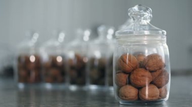 yakın çekim, cam kavanoz içinde saklanan tohumlar, ceviz, fındık melez üreme üzerinde yetiştirilen çeşitli türler. en kaliteli fındık. somun atya atlar için.