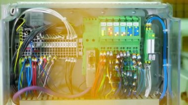 Endüstriyel ekipmanlar. Fabrika endüstrisinde denetleyici kutu ekipmanları elektrik