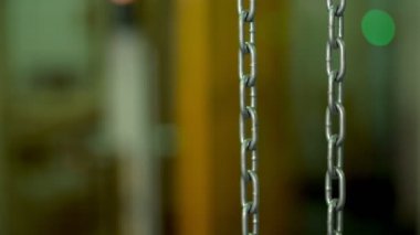 yakın çekim, metal, fabrikada ağır zincir. Endüstriyel ekipmanlar .