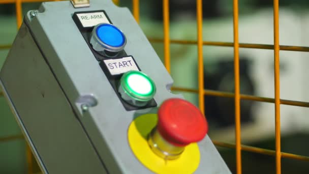 Zbliżenie, Start lub Stop czerwony przycisk dla maszyny przemysłowej, awaryjne zatrzymanie bezpieczeństwa koncepcji. Czerwony wyłącznik awaryjny i zielony przycisk resetowania w fabryce. Wizerunek urządzeń przemysłowych — Wideo stockowe