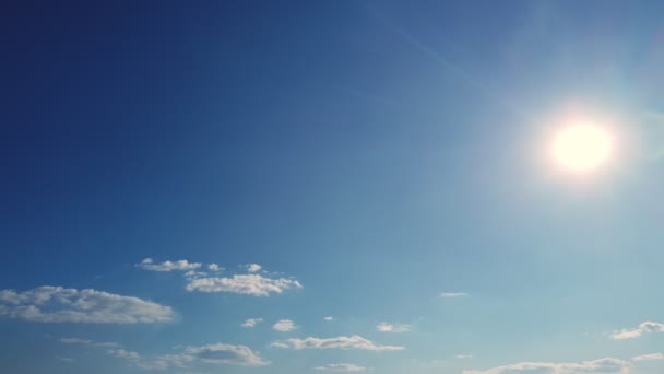 Время, голубое небо, бегущие облака, яркое дневное солнце — стоковое видео