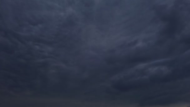 Timelapse, al atardecer, cielo azul oscuro, nubes de trueno corriendo, nubes de lluvia — Vídeos de Stock