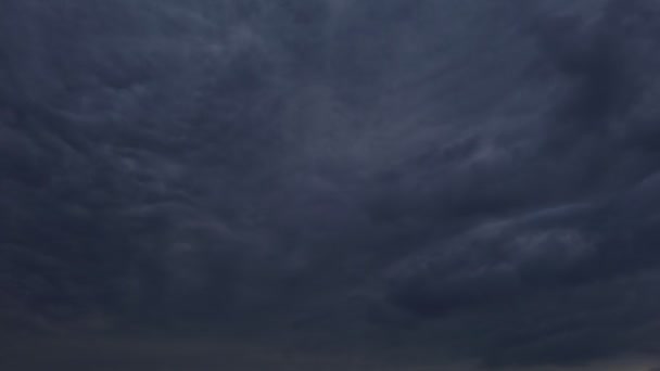 タイムラプス、日没時、濃い青空、雷雲、雨雲 — ストック動画