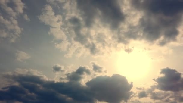 Timelapse, al atardecer, cielo azul oscuro, nubes de trueno corriendo, nubes de lluvia — Vídeos de Stock