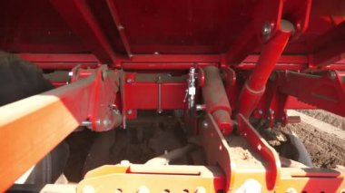 yakın çekim, mekanize makine patates dikim süreci. özel ekipman ile büyük traktör uzun düz üst sıralar yapar, oluklar, höyükler, yeni kara toprak alanında yeni dikilen patates için, bahar