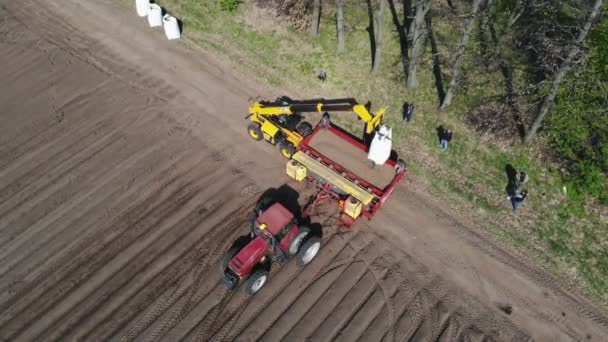 Ukrayna, Cherkasy, Mayıs 5, 2019: hava araştırması, üst görünüm, patates tohumu, patates traktör arkasına dökülür, makine patates tarlasında ekim süreci . bahar günü — Stok video