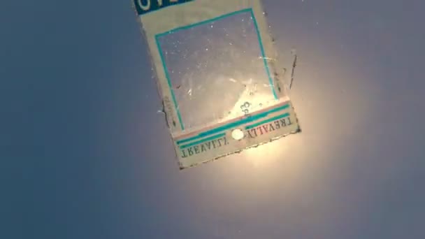 Poubelles flottantes en plastique, ordures, sacs et tasses jetables à la surface de l'eau. pollution des mers et des océans, problème environnemental. nuire à la vie marine, résidents .