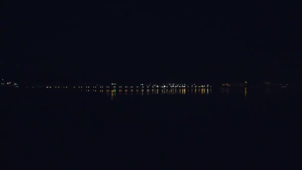 晚上，发光的建筑物在水面上，夜间城市在海湾的海滨灯光 — 图库视频影像