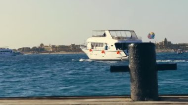 Yat demirledi ve denize açıldı. yaz akşamı, gün batımından önce düşük güneş.