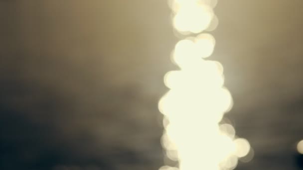 gros plan, mise au point floue, au coucher du soleil la lumière du soleil se reflète dans l'eau .