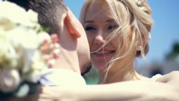 Primer plano, retrato, la novia abraza al novio. mano con un ramo se encuentra en el hombro del novio. boda . — Vídeos de Stock