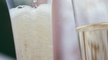 yakın çekim, bardakta şampanya, gözlükte köpüklü baloncuklar