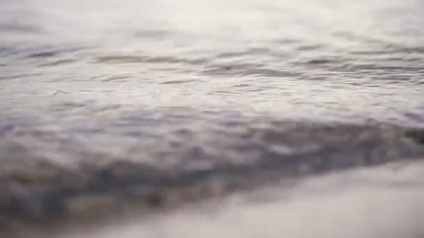 Gros plan, surf fluvial, petites vagues sur la plage, eau claire . — Video