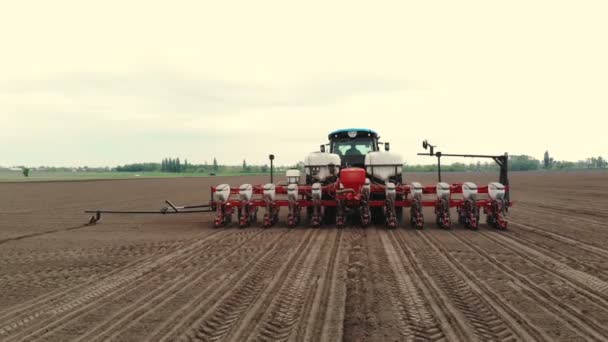 Badanie lotnicze, wiosna, ciągnik ze specjalnymi sadzarki precyzyjne pracuje w terenie, istnieje sadzenie kukurydzy, lub słonecznika. sadzenia na farmie. nowoczesnych technologii w rolnictwie. — Wideo stockowe