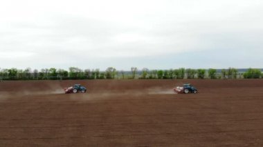 hava araştırması, bahar, özel hassas yetiştiricileri ile alanında iki traktör vardır, mısır dikilir, ya da ayçiçeği. Tarlada sulama sistemi bulunmaktadır. çiftlikte ekim sezonu. modern teknolojiler