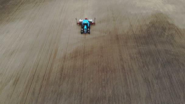 Levé aérien, vue de dessus, printemps, un tracteur avec des planteurs de précision spéciale travaille dans le champ, il y a plantation de maïs, ou tournesol. saison de semis à la ferme. technologies modernes dans l'agriculture . — Video