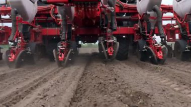 yakın çekim, özel hassas yetiştiricileri ile traktör, tohum alanında çalışıyor, tarım makineleri taze sürülmüş arazi içine mısır veya ayçiçeği tohumu dikim.