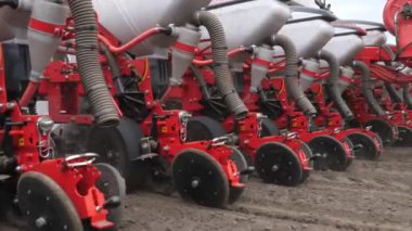 yakın çekim, özel hassas yetiştiricileri ile traktör, tohum alanında çalışıyor, tarım makineleri taze sürülmüş arazi içine mısır veya ayçiçeği tohumu dikim.
