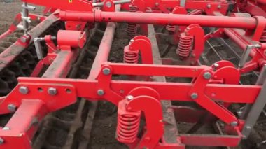 yakın çekim, traktör kültivatörü yetiştirir, toprağı kazar. traktör alanı pulluklar. taze sürülmüş arazi içine çiftlikte toprak kazma küçlük için otomatik çapa makinesi. Bahar