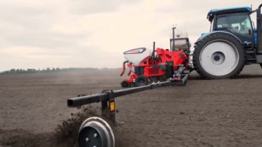 yakın çekim, özel hassas yetiştiricileri ile traktör, tohum alanında çalışıyor, tarım makineleri taze sürülmüş arazi içine mısır veya ayçiçeği tohumu dikim.