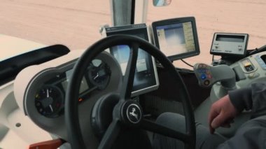 yakın çekim, özel bilgisayarlar traktör sürücüleri kabin, monitörler mısır ve ayçiçeği yüksek kaliteli ekim için tüm koşulları oluşturmak için kuruldu. bir taze sürülmüş zemin görebilirsiniz