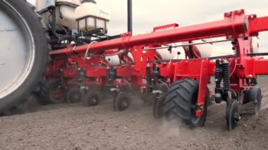 yakın çekim, özel hassas yetiştiricileri ile traktör, tohum alanında çalışıyor, tarım makineleri taze sürülmüş arazi içine mısır veya ayçiçeği tohumu dikim.