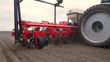 yakın çekim, özel hassas yetiştiricileri ile traktör, tohum alanında çalışıyor, tarım makineleri taze sürülmüş arazi içine mısır veya ayçiçeği tohumu dikim.