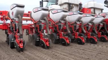 yakın çekim, özel hassas yetiştiricileri ile traktör, tohum alanında çalışıyor, tarım makineleri taze sürülmüş arazi içine mısır veya ayçiçeği tohumu dikim.