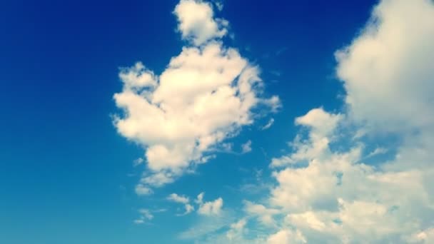 Timelapse, beyaz, güzel bulutlar mavi gökyüzüne karşı çalışıyor. — Stok video