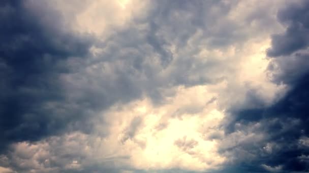 雷雨の前の空暗い空に集まって、雷雲が走っている. — ストック動画