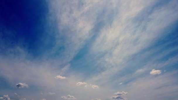 Zeitraffer, weiße, schöne Wolken ziehen gegen den blauen Himmel. — Stockvideo
