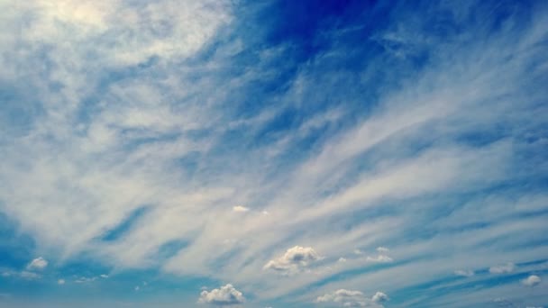 Таймлапс, білі, красиві хмари біжать на блакитне небо . — стокове відео