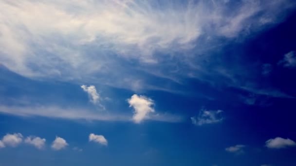 Zeitraffer, weiße, schöne Wolken ziehen gegen den blauen Himmel. — Stockvideo
