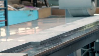 özel makine cepheleri, mobilya parçalarını öğütür. mobilya cephelerinin taşlama parçaları nın taşlama işlemi. Cilalı mobilya detayları, cepheler. mobilya imalatı