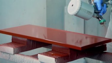 Close. Adam koruyucu giysi ve maske, Boyama ahşap, Sprey kompresör, sprey tabanca, airbrush kullanarak Mdf mobilya detayları . Marangozluk boya dükkanı görünümü.