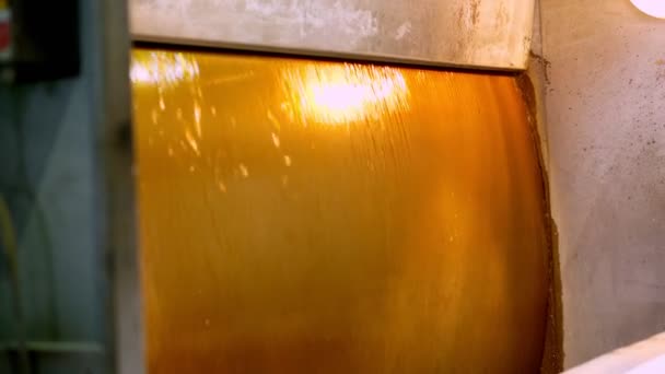 特写。在一台特殊的机器中，一种淡黄色流动的液体家具漆。用清漆覆盖家具外墙 — 图库视频影像
