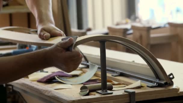 Close-up. Trabalhos de carpinteiro profissional para a produção de mobiliário utilizando instrumentos — Vídeo de Stock