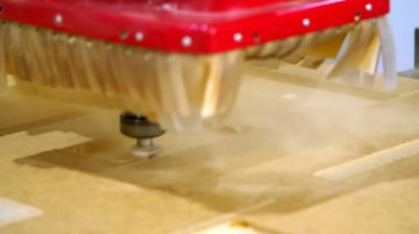 Close. özel makine cepheleri, Mdf ve ahşap panoları ayrıntıları keser. Ahşap işleme için frezeleme ve testere makinesi. mobilya imalatı, mobilya fabrikası.