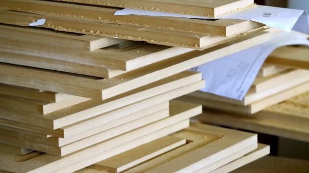 Primer plano. madera, detalles MDF. fábrica de muebles. La fabricación de fachadas de muebles. Proceso de fabricación de muebles de madera — Vídeo de stock