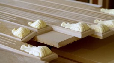 Close. ahşap, masaüstünde Mdf detayları boyanmamış. mobilya fabrikası. Mobilya cepheimalatı. Ahşap mobilya üretim süreci