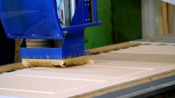 Speciella maskin skär fasader, detaljer från MDF och träskivor. Fräs-och sågmaskin för bearbetning av trä. Teknik för att göra Lasersnitt. möbelfabrik. — Stockvideo